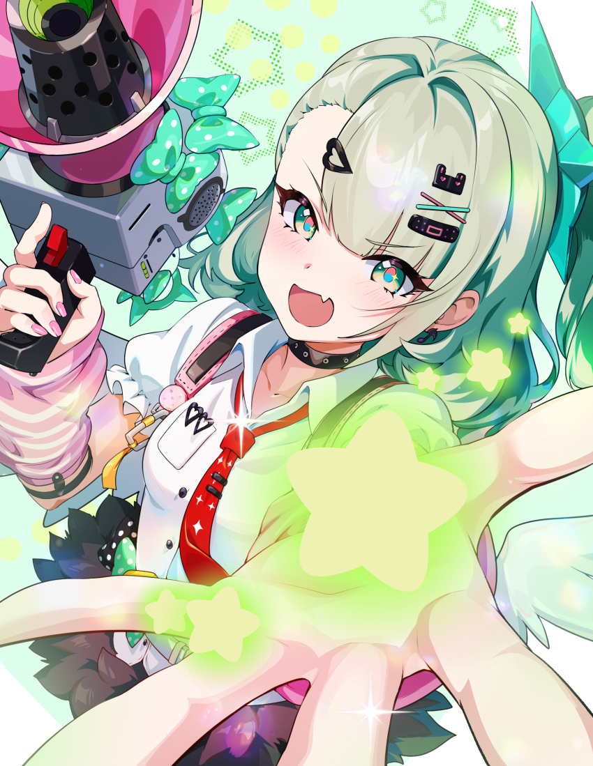 1girl arm_warmers bandaid bandaid_hair_ornament black_bow black_skirt blush bow breasts collar collarbone commentary earrings fang fur-trimmed_skirt fur_trim green_background green_bow green_eyes green_hair hair_ornament hashtag-only_commentary heart heart_hair_ornament highres holding holding_megaphone jewelry looking_at_viewer megaphone multiple_hair_clips musical_note_earrings necktie open_mouth pink_arm_warmers pink_bag pink_nails polka_dot polka_dot_bow ponytail red_necktie shirt skin_fang skirt small_breasts solo sparkling_eyes star_(symbol) striped_arm_warmers sunna_(zenless_zone_zero) symbol-only_commentary tuyumori_kaoru_(alilybell1241) two-tone_background upper_body white_background white_shirt white_wings winged_bag wings zenless_zone_zero