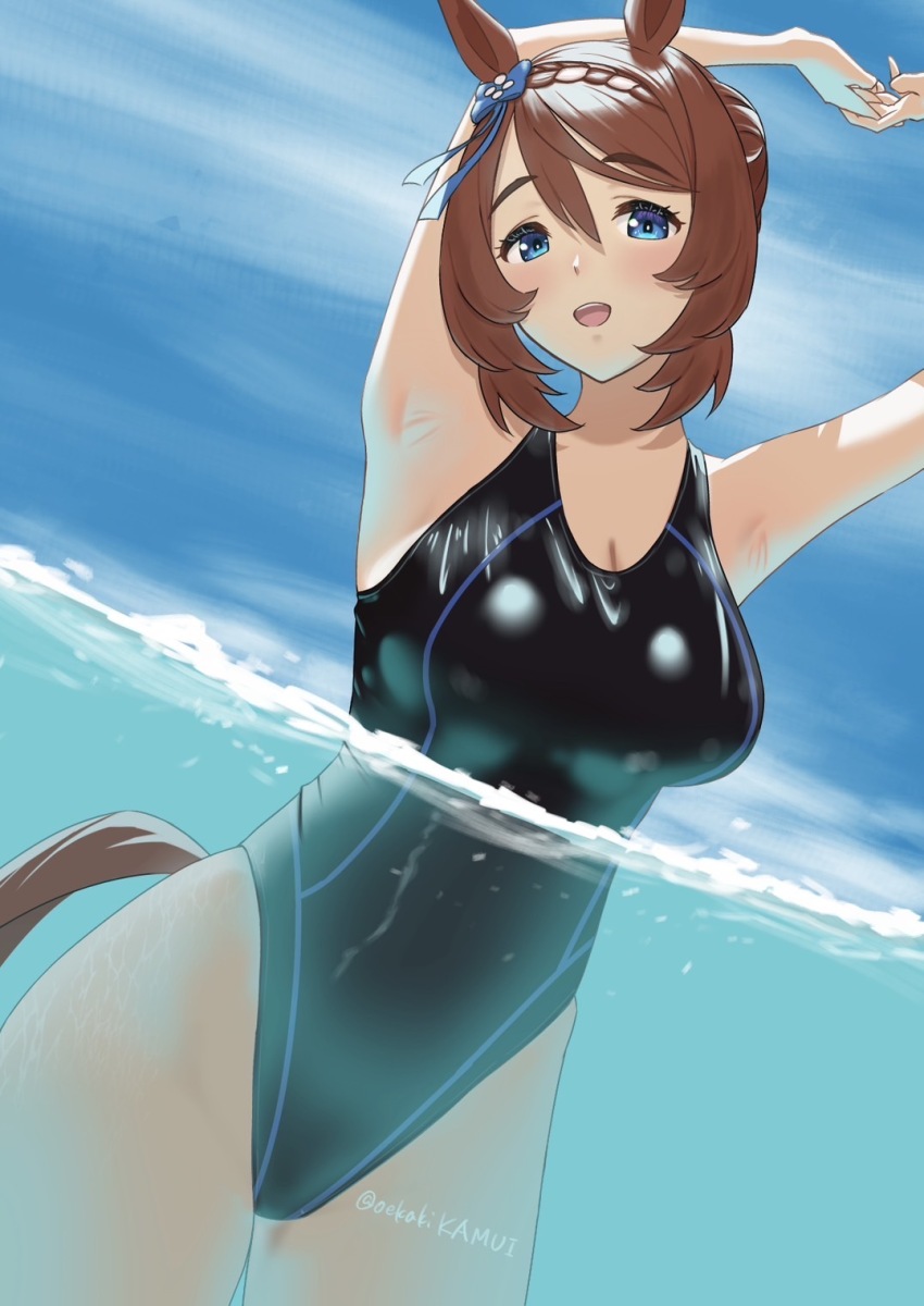 1girl alternate_costume animal_ears armpits arms_up black_one-piece_swimsuit blue_bow blue_eyes blue_sky blush bow breasts brown_hair cleavage commentary_request competition_swimsuit day ear_bow hair_between_eyes highres horse_ears horse_girl horse_tail large_breasts medium_hair multicolored_hair ocean oekakikamui one-piece_swimsuit open_mouth outdoors partially_submerged sky smile solo streaked_hair super_creek_(umamusume) swimsuit tail twitter_username umamusume water white_hair