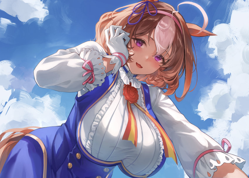 1girl ahoge animal_ears blue_sky blush bow breasts brown_hair brown_tail center_frills cloud cloudy_sky commentary_request day double-parted_bangs ear_ribbon endou_touya frills gloves hairband highres horse_ears horse_girl horse_tail large_breasts long_sleeves looking_at_viewer meisho_doto_(turbulent_blue)_(umamusume) meisho_doto_(umamusume) multicolored_hair open_mouth pink_eyes pink_hairband purple_ribbon ribbon shirt short_hair sky smile solo streaked_hair tail umamusume white_gloves white_hair white_shirt white_streaks