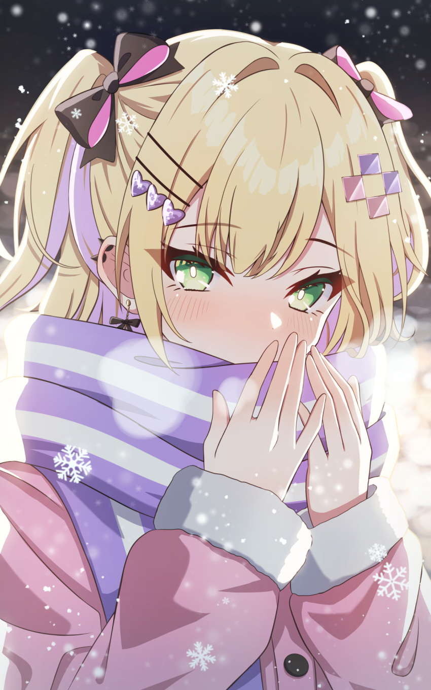 1girl black_bow blonde_hair bow breath commentary_request covered_mouth fur-trimmed_jacket fur_trim green_eyes hair_bow hair_ornament hairclip hands_up heart heart_hair_ornament highres jacket kurumi_noah long_hair long_sleeves looking_at_viewer multicolored_hair night outdoors pink_jacket puffy_long_sleeves puffy_sleeves purple_hair purple_scarf scarf sky sleeves_past_wrists snowflakes snowing solo streaked_hair synn032 two_side_up upper_body virtual_youtuber vspo!