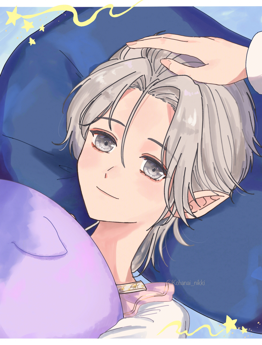 1boy border collared_shirt commentary_request elf fingernails frilled_shirt_collar frills grey_hair hair_between_eyes hand_on_another's_head happy highres holding holding_stuffed_toy kohanai_setsuna letterboxed lying mercury_(shining_nikki) nikki_(series) on_back on_bed pillow pointy_ears shining_nikki shirt short_hair solo_focus star_(symbol) stuffed_animal stuffed_anteater stuffed_toy twitter_username upper_body white_border white_shirt