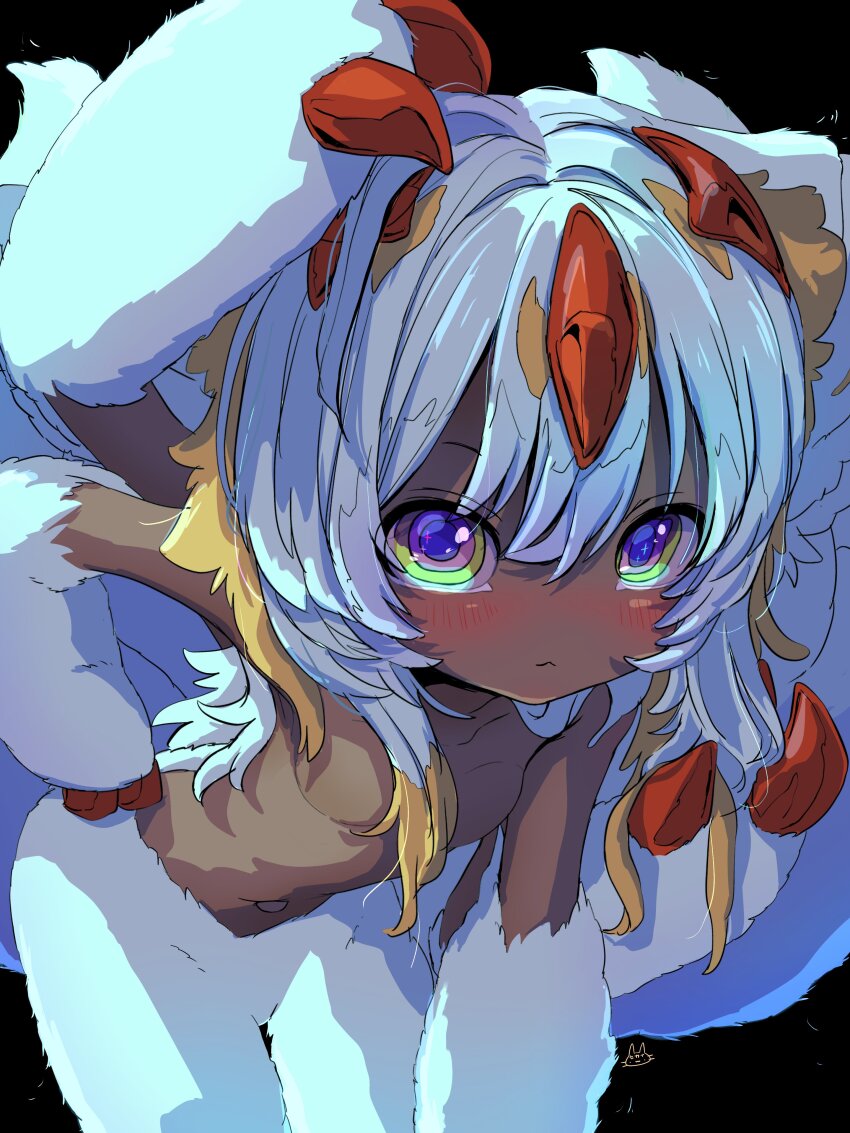 1girl :< absurdres black_background blonde_streaks blush body_fur claws closed_mouth collarbone colored_tips commentary_request cowboy_shot dark-skinned_female dark_skin extra_arms faputa hair_between_eyes highres horns leaning_forward loli looking_at_viewer made_in_abyss monster_girl multicolored_eyes multicolored_hair multiple_horns navel outie_navel purple_eyes red_horns sekaineko_001 solo sparkling_eyes standing streaked_hair tail two-tone_eyes white_fur white_hair yellow_eyes