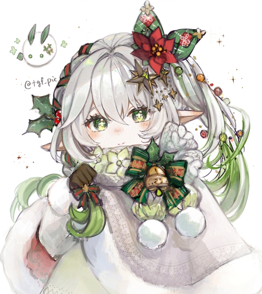 1girl blush bow brown_gloves christmas christmas_ornaments christmas_star cloak commentary_request fur-trimmed_cloak fur_trim genshin_impact gloves green_bow highres light_smile looking_at_viewer multicolored_hair nahida_(genshin_impact) pointy_ears red_cloak tgf_pic white_cloak