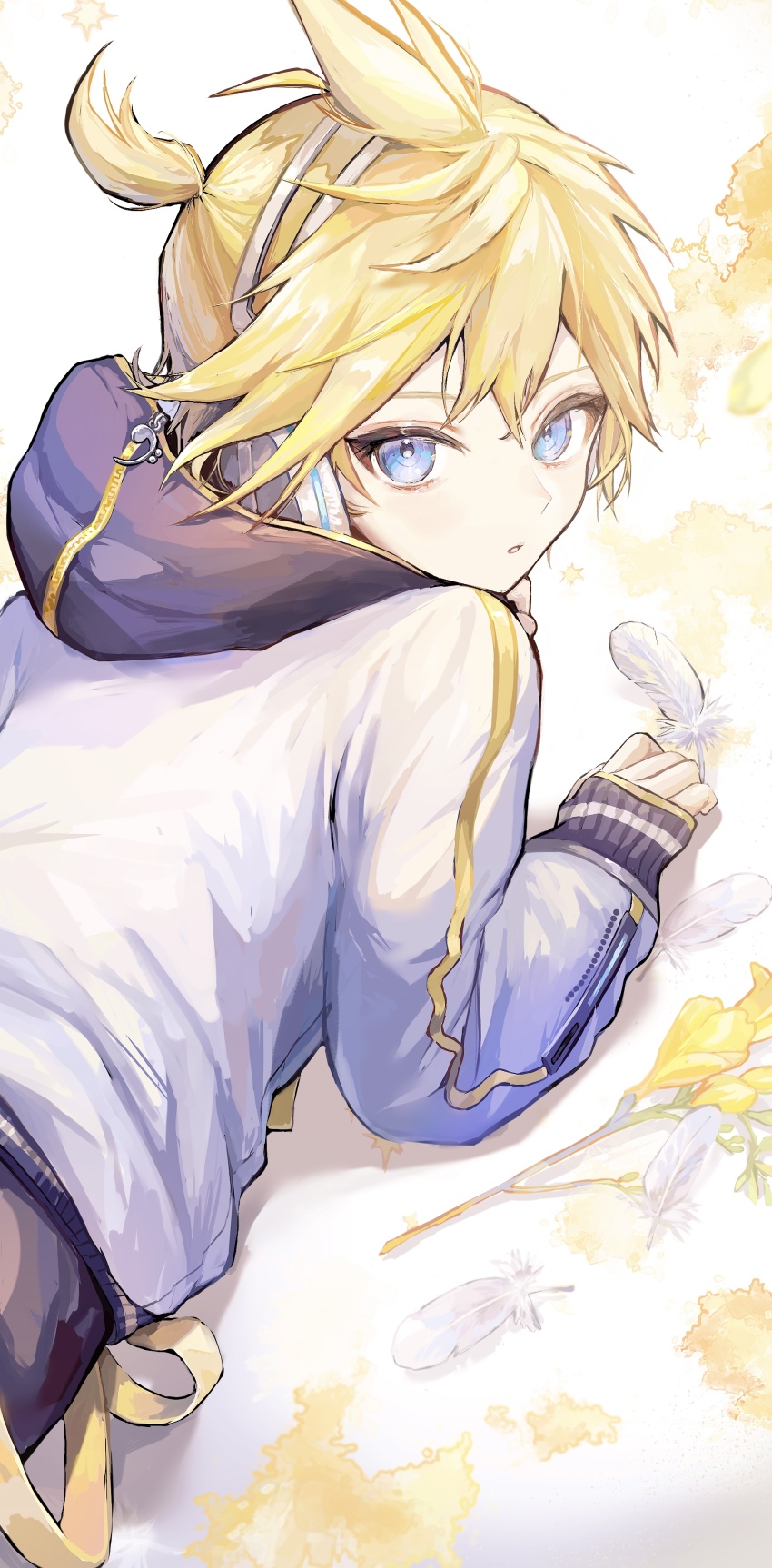 1boy absurdres bishounen blonde_hair blue_eyes closed_mouth commentary_request feathers headphones highres hood hood_down kagamine_len kagamine_len_(nt) looking_at_viewer looking_back lying male_focus on_stomach piapro_studio pipi_(pipinavigation) short_hair sleeves_past_wrists solo vocaloid white_feathers