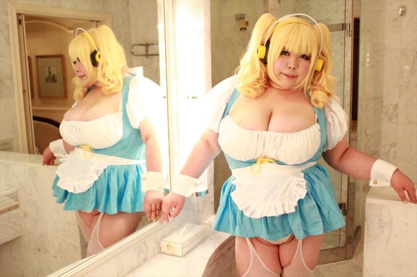 Gemischtrassiger Jungfrau Cosplay Orgasmus