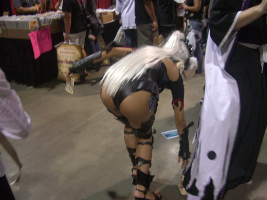girls-bending-over-cosplay