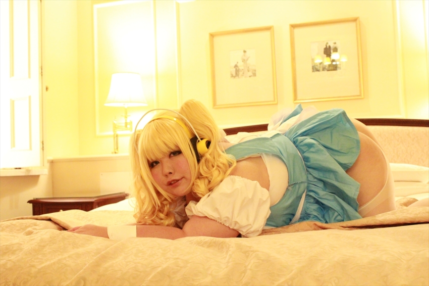 Gemischtrassiger Jungfrau Cosplay Orgasmus