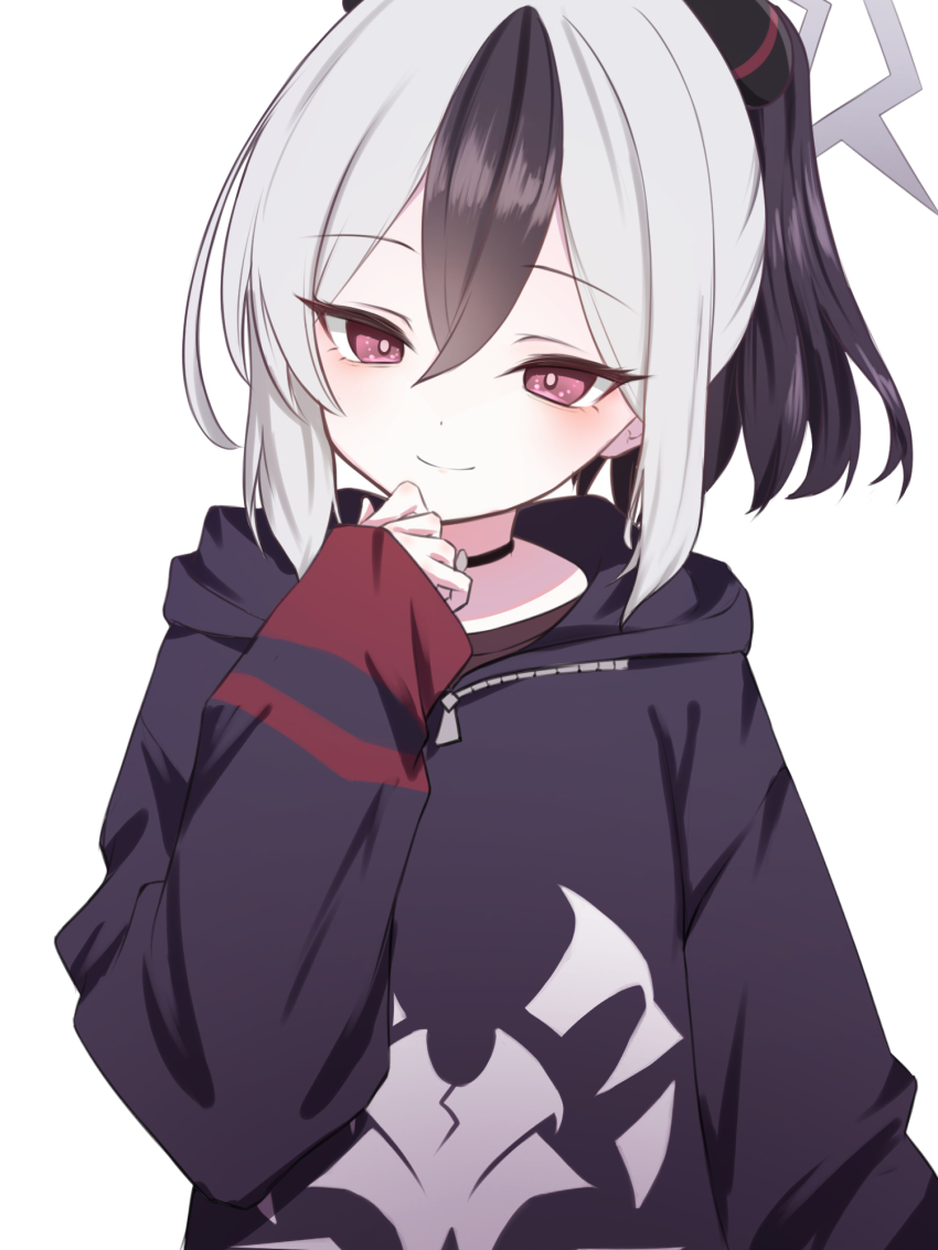 1girl arm_up black_choker black_hoodie black_horns black_shirt blue_archive choker closed_mouth curled_fingers demon_horns demon_wings double-parted_bangs ear_piercing eyeliner grey_halo hair_between_eyes halo highres hncstk hood hood_down hoodie horns kayoko_(blue_archive) makeup medium_hair multicolored_hair piercing pink_pupils ponytail print_hoodie problem_solver_68_(blue_archive) raised_eyebrows red_eyeliner red_eyes shirt sidelocks simple_background smile solo two-tone_hair two-tone_hoodie white_background wings zipper