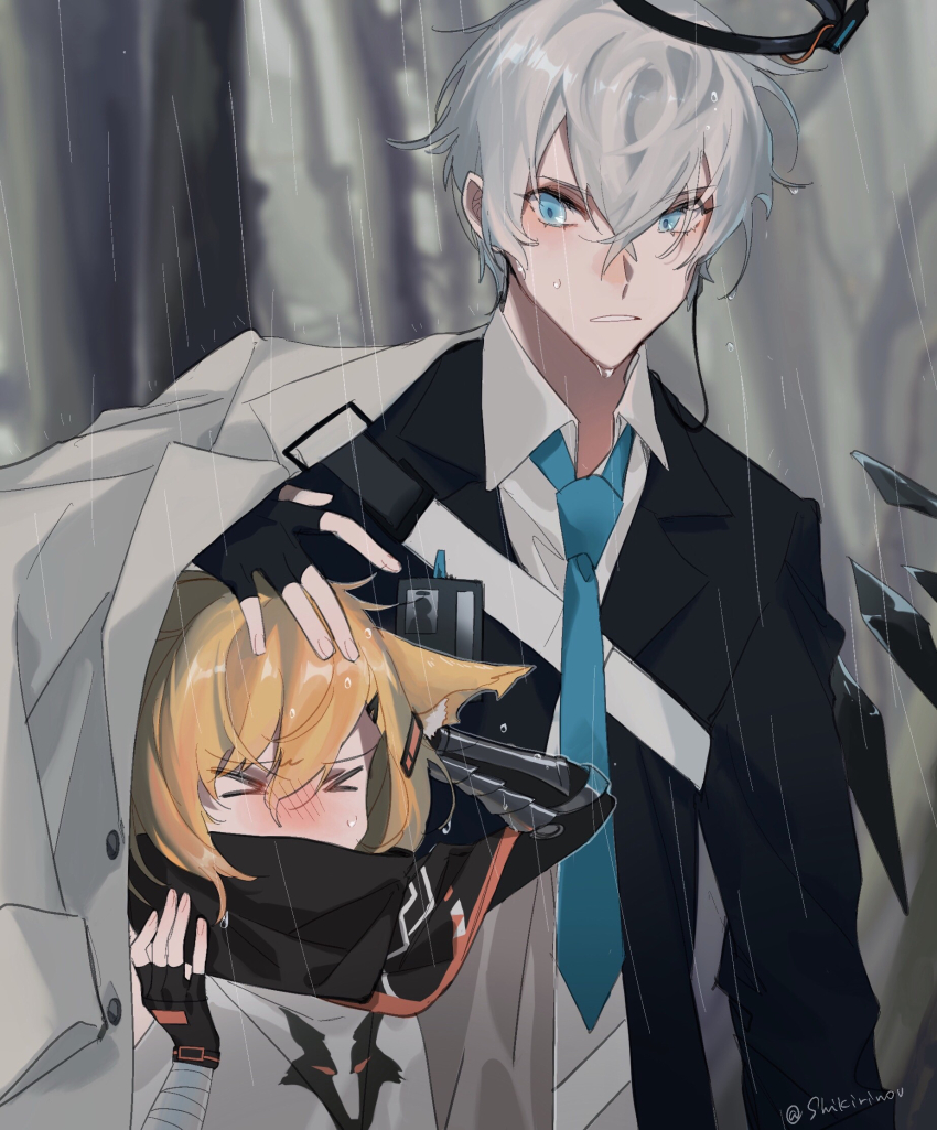 >_< 1boy 1girl animal_ear_fluff animal_ears arknights bandaged_arm bandages black_gloves black_jacket blonde_hair blue_eyes blue_necktie blush closed_eyes collared_shirt commentary_request detached_wings executor_(arknights) fingerless_gloves fox_ears fox_girl gloves grey_hair hair_between_eyes halo hand_on_another's_head highres jacket necktie nose_blush outdoors parted_lips prosthesis prosthetic_arm rain scarf shikiri shirt short_hair twitter_username upper_body vermeil_(arknights) wet wet_clothes wet_hair white_jacket white_shirt wings