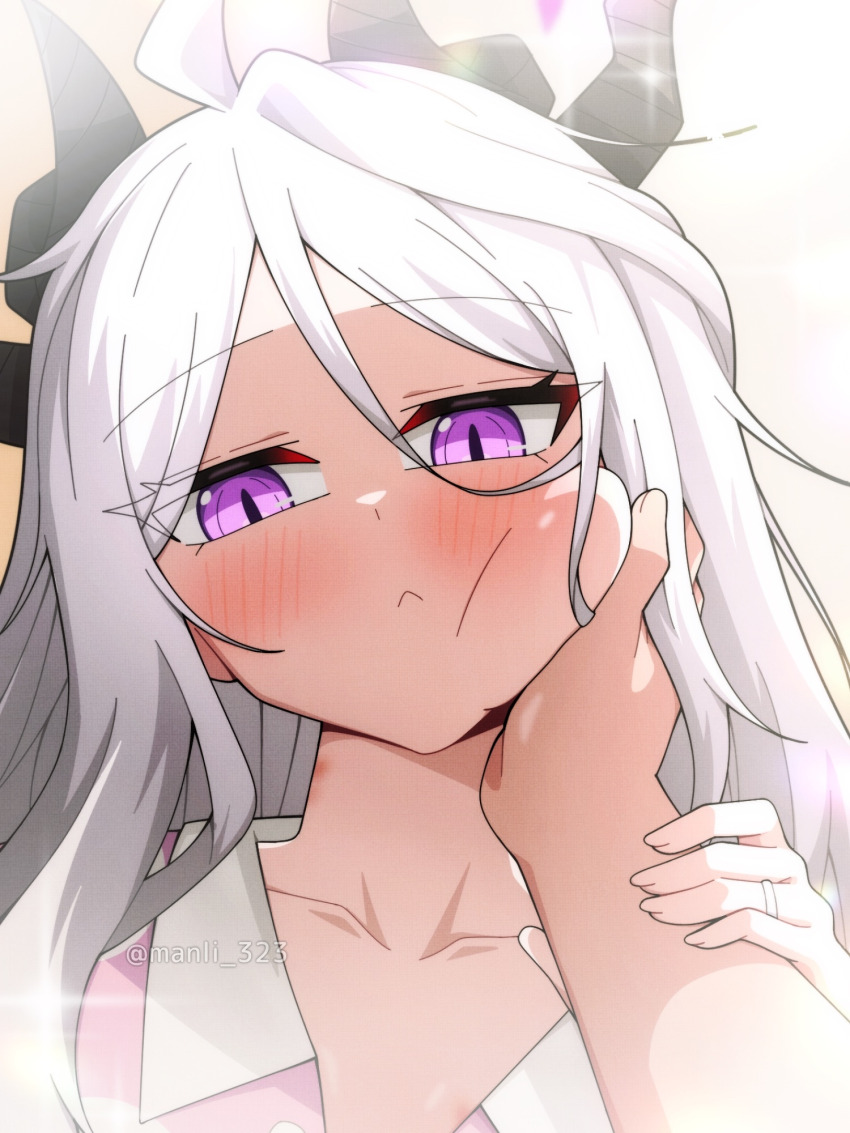 1girl 1other ahoge blue_archive blush commentary_request demon_girl demon_horns halo highres hina_(blue_archive) hina_(pajamas)_(blue_archive) horns long_hair manli pajamas pink_pajamas polka_dot polka_dot_pajamas purple_eyes white_hair